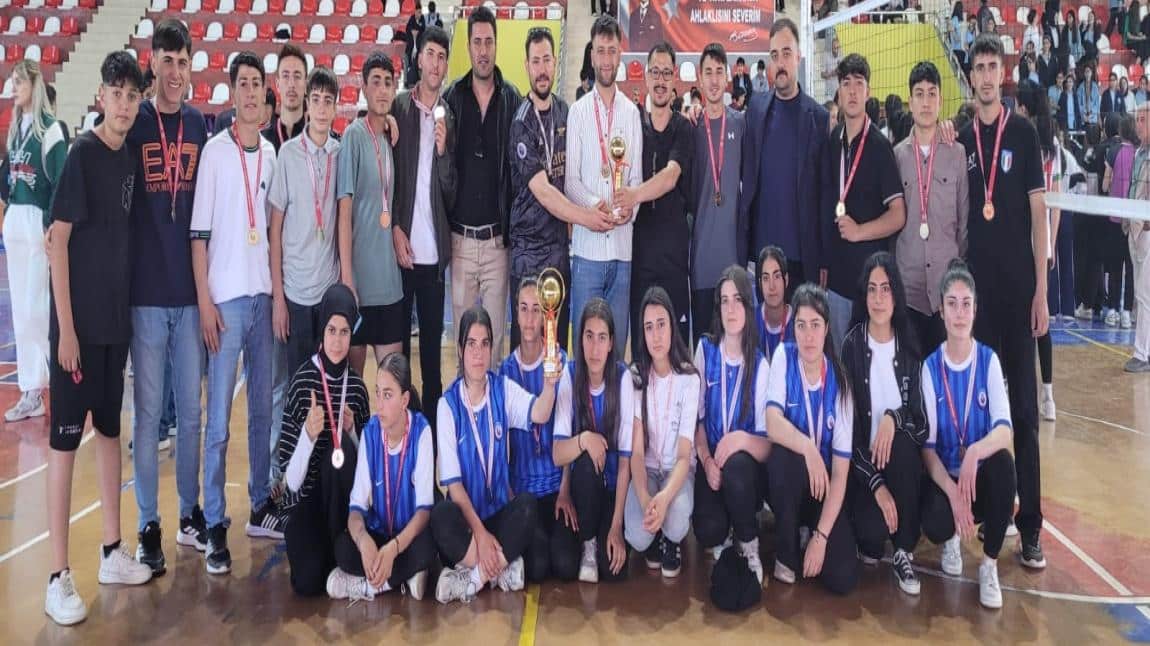 VOLEYBOL TURNUVASINDA ÖĞRENCİLERİMİZDEN İKİ KUPA BAŞARISI GELDİ